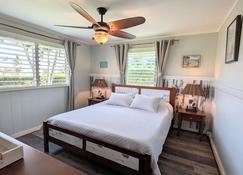 Hale Mano Kia - Classic 3BR West Side Bungalow . Steps from the beach! - Kekaha - Habitación