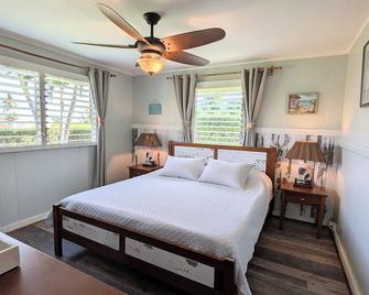 Hale Mano Kia - Classic 3br West Side Bungalow . Steps From The Beach! Tvnc 5001 - Kekaha - Bedroom