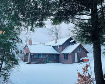 Clear Pond Cottage - Escape to Private 30 Acres and Pond! - Hyde Park - Building
