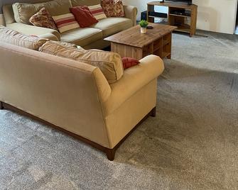 Just Peachy Peninsula Cottage -- Outside of Lakeside - Lakeside - Living room