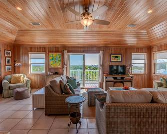 Abaco Rum Punch: Coastal Elegance with Surfside Serenity, Ocean Views, Pool - Hope Town - Sala de estar