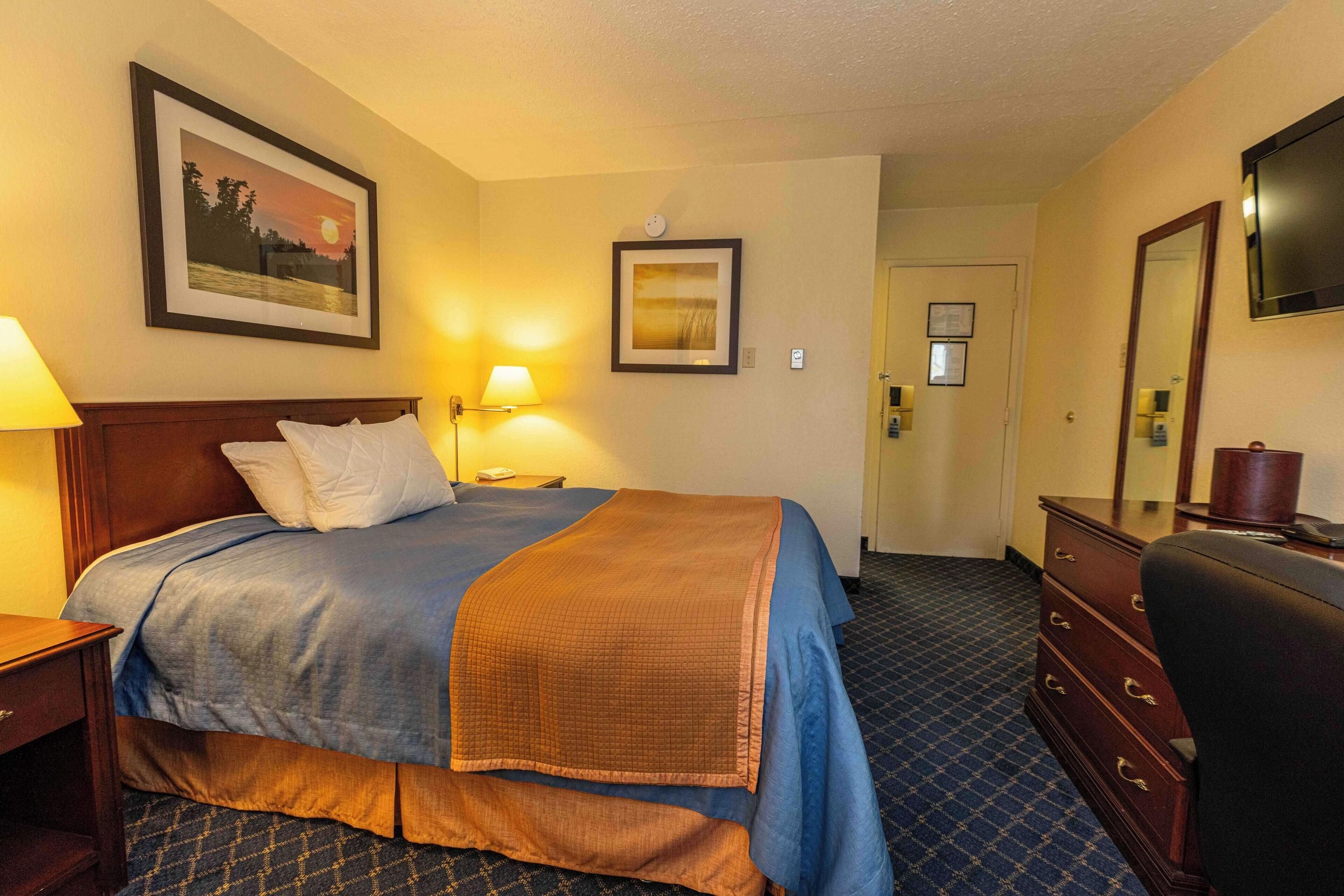 Ba Hotel - Red Deer