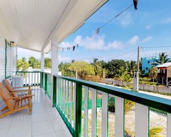Lofty Space with a Private Veranda and Free WiFi - Walk 10 Minutes into Town - Caye Caulker - Balcony