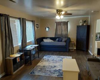 NEW!!! The Uptown Oasis...seconds from Uptown Marion!!! - Marion - Living room