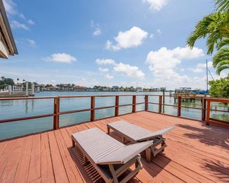 Tropical Breeze Vacation Rentals - Clearwater Beach - Balcony