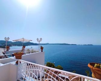 A3023 Apartment with sea view for 2 people in Cala Fornells - Peguera - Balcón