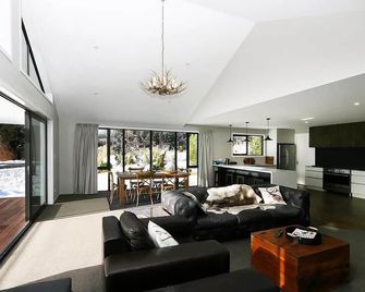 Lake Views at Antler Lodge - Lake Tekapo - Wohnzimmer