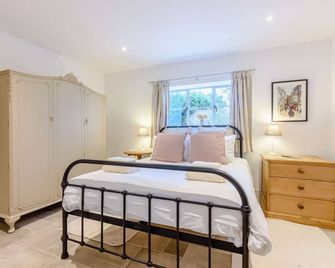 A stylish, dog friendly, single storey holiday cottage in the Cotswolds with stunning countryside vi - Shipston-on-Stour - Bedroom