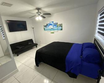 Amazing studio with parking on premises - Miami Gardens - Bedroom