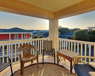 Spacious Retreat 1/2 Block From The Beach! + Pool Access. - Tybee Island - Balcón