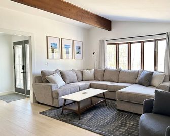 Save 10% on Weeknight Stays - Fish Creek - Trails + Fire Pit + Sleeps 10 - Fish Creek - Wohnzimmer