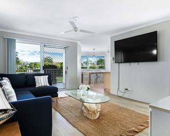 Three Bedroom Escape in Urangan - Urangan - Living room