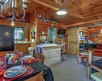 Happy Heart Bunkhouse - Pinetop-Lakeside - Dining room