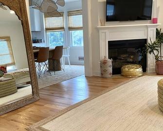 Renovated house minutes from beach, boardwalk, and shopping - Long Branch - Living room