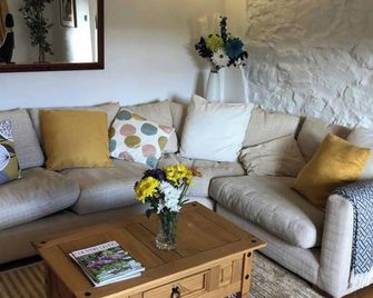 3-Bed Cottage Near Lake Vyrnwy Garden & Petsok - 랜우딘 - 거실