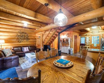 Snowline Cabin #10 - Log Cabining At Its Best Free Wi-Fi!! - Glacier - Dining room