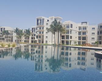 Idyllic Seaside Residence. Lush Golf & Ocean Views. Superb on site amenities. - As Sīfah - Pool