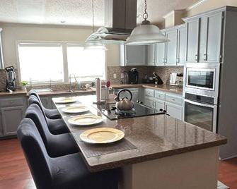 Spacious Cozy 3 BR Home w/ Wi-Fi & Free Parking - Darlington - Kitchen