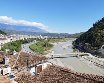 Guva Mangalem - Berat - Vista del exterior