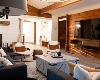 Mountain Cabin w/Gym/Sauna 5mins to hike/bike/ski trails & local shopping/dining - Bragg Creek - Living room