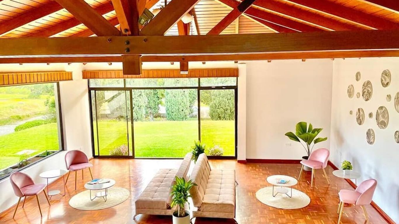 Quito Airport Suites Hotel