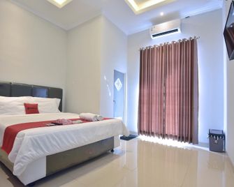 RedDoorz near Alun Alun Cilacap - Cilacap - Bedroom