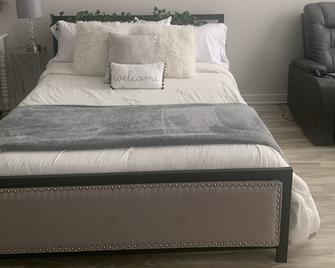 Entire Apartment Huge Studio Apt Available Now! - Tucker - Bedroom