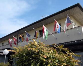 Hotel Corone - Caerano di San Marco - Building