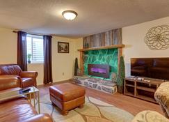 5th St Hospitality King bd, close to hospital, downtown and driveway parking. - Rapid City - Vardagsrum