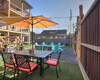Charming Downtown Bryson City SkyLoft Apt 1 - Perfect for Couples! - Bryson City - Patio