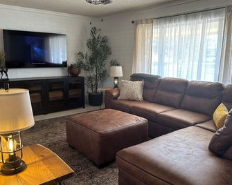 Charming 3-bedroom house with WiFi, AC in peaceful Safford - Safford - Huiskamer
