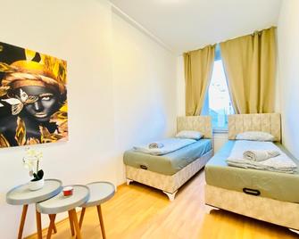 Rooms in Cozy 4BR Shared Apt Central - Wien - Soverom
