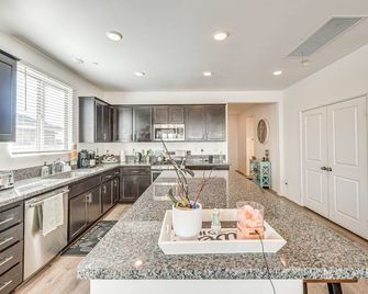 Pool & Yard: Luxe Beaumont Getaway! - Beaumont - Cucina