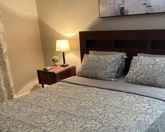Downtown Mall Cottage just off Main St., breweries/wineries 10-30min drive - Charlottesville - Bedroom