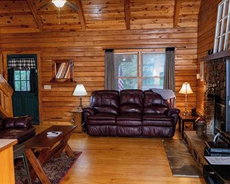 Visit Southern Serenity for Independence Day - Fiber Wifi - Close to Callaway - Hamilton - Living room
