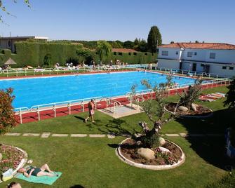 Hotel Valjunco - Santa María del Páramo - Piscina