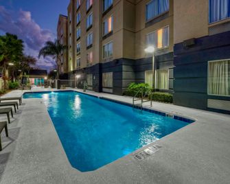 Fairfield Inn & Suites by Marriott Orlando Near Universal Orlando Resort - Orlando - Piscina