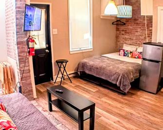 Charming Jawn in fabulous Fishtown with W/D, AC, Private Patio, and fast WiFi - Philadelphia