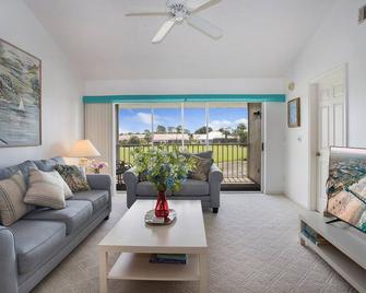 Spacious 2 Beds/ 2baths Condo- Near Lely Country Club W/Relaxing Lanai! - Naples - Sala de estar