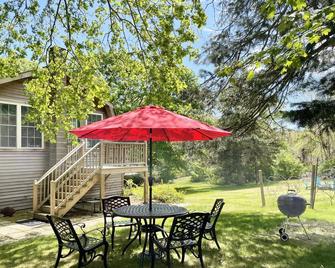 Newly Renovated Carriage House Near Town & Beaches - Madison - Patio
