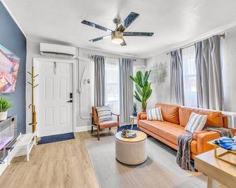 Charming 1-bedroom house with WiFi and AC in less than 4 miles from the beach! - Pompano Beach - Living room