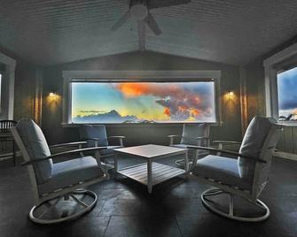 Farm House With Ocean Views! #bbph 2021/001 - Haiku-Pauwela - Living room