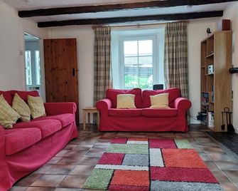 2 bedroom period cottage in charming seaside village - איימאות' - סלון