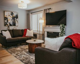 The Miner's Den - New 4bed Executive Home - Kirkland Lake - Sala de estar