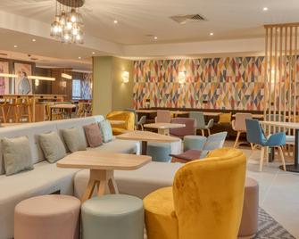 Hampton by Hilton Corby/Kettering - Corby - Lounge