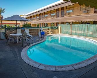 Townhouse Inn And Suites - Brawley - Piscina