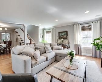 Belmont Family Home: Walk to Park, restaurants, 10 min Downtown- Ideal Location! - Nashville - Living room