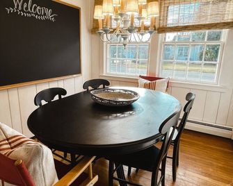 Newly renovated cottage in a private beach community. - Madison - Jídelna