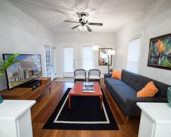 Mid-Century Modern Cottage in Downtown Tipp City - Tipp City - Living room