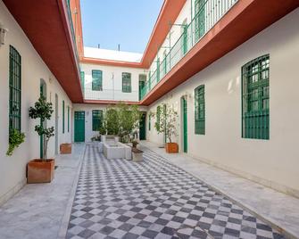 nice first floor flat in triana, 2mn walk from Plaza de Cuba - Sevilla - Patio